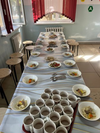 Ыстық тамақпен қамтылған оқушылар және асхана кестесі