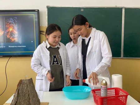 «Биохимия әлемі: тіршілік пен заттар сырын ашу» тақырыбында химия – биология пәндері онкүндігі ұйымдастырылды. Аталған онкүндік аясында 10.02.2026ж 8-сынып оқушылары арасында «Жас химиктер» интеллектуалды сайысы өткізілді.