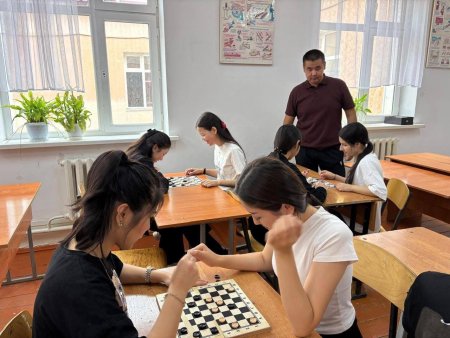 21.05.2026 жылы «Салауатты өмір-мықты рух-қауіпсіз болашақ» онкүндік іс-шара жоспарына сай, 9 д- сынып оқушыларына «Дойбы ойынының әдіс -тәсілдері» тақырыбында сабақ өткізілді, дене шынықтыру пәнінің мұғалімі -Өтегенов Нұржан.